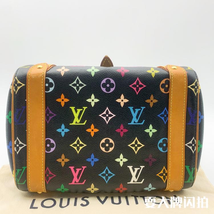 Louis Vuitton路易威登 绝版黑三彩小元宝手提包 Louis Vuitton路易威登绝版黑三彩小元宝手提包，上身凹造型神器，一包难求，收纳力和轻便性兼具的手提包 ，整体很棒，我们现货好价带走啦，尺寸25×20×16cm  